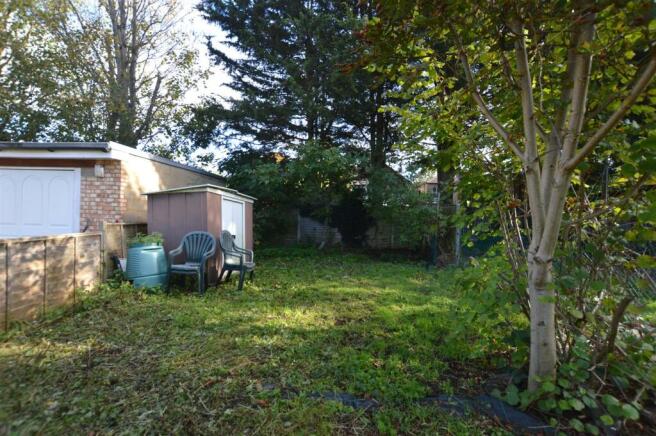 444 Hanworth Road gdn rear.JPG