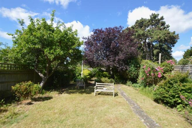 90 Ryecroft Avenue sunny gdn.JPG
