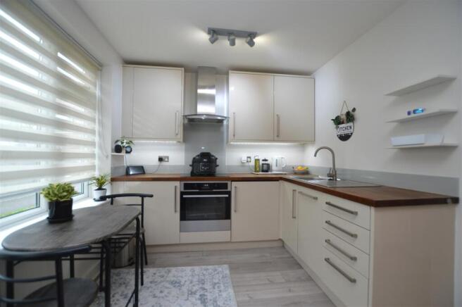 7 Salliesfield kitchen.JPG