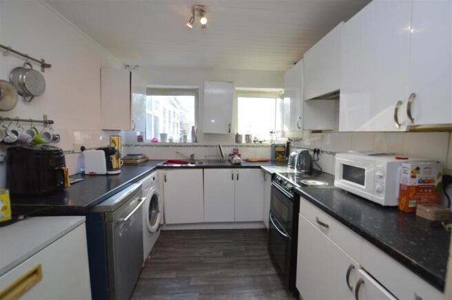 3 Mill Farm Crescent kitchen2.JPG