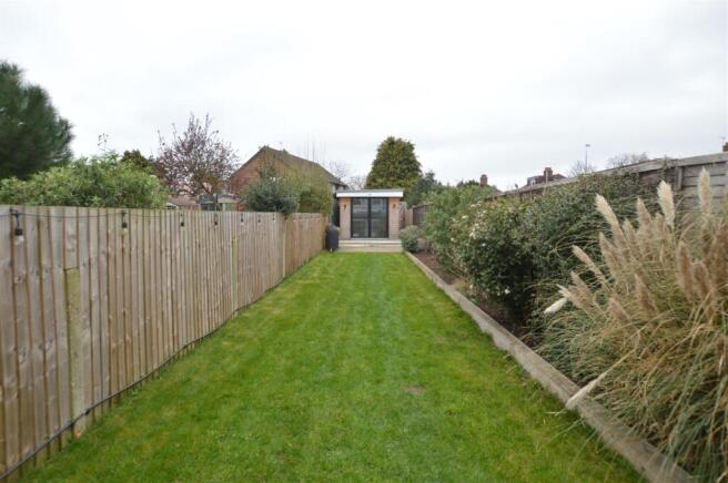 233 Whitton Dene gdn .JPG