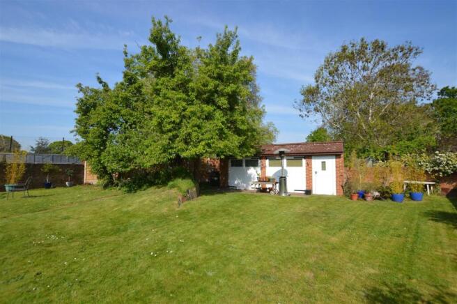 29 Old Manor Drive gdn c.JPG