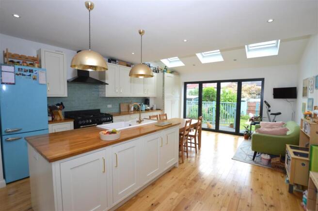 81 Wills Crescent kitchen 2.JPG