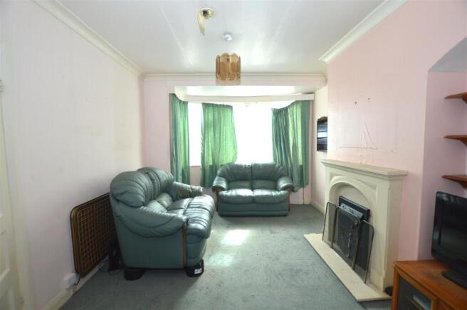 102 Wills Crescent lounge new.JPG