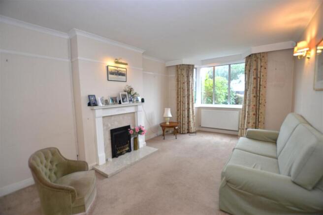 24 Ashley Drive living room.JPG