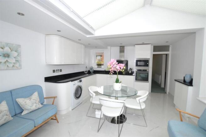 4 Woodlawn Cres kit.JPG