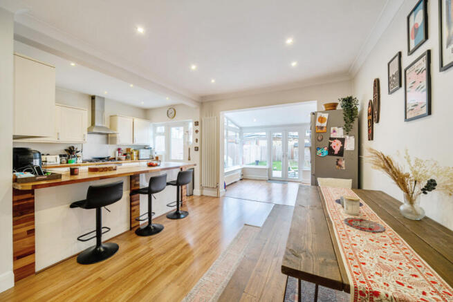 1404338-7-697b71a...