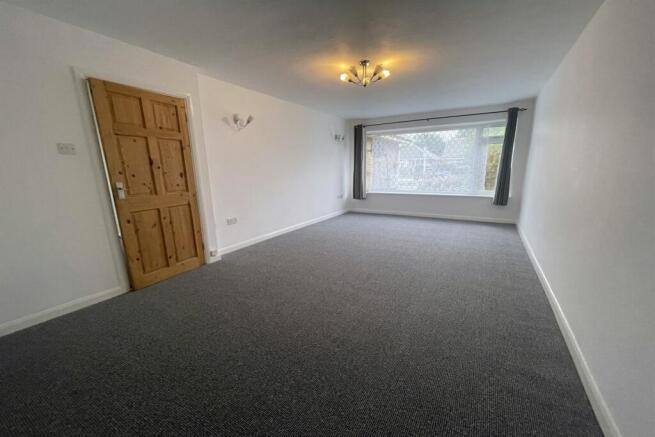 Spacious Lounge/dine