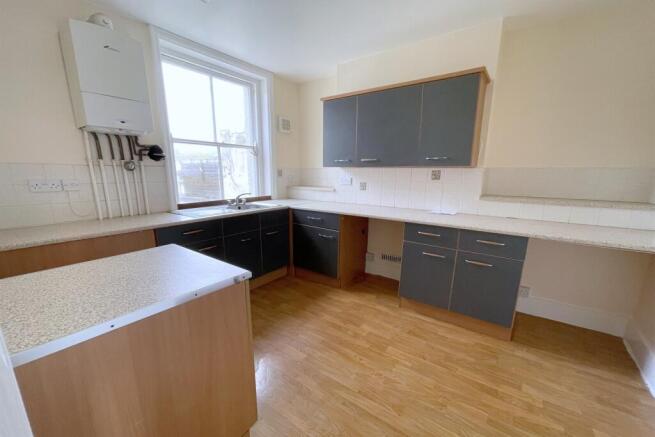 Spacious kitchen/bre