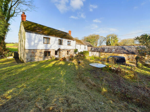 3 Bedroom Detached House Farm House with Two 2 Be