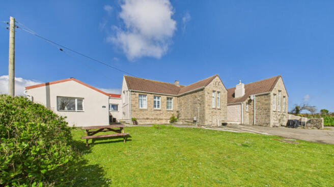 6 Bedroom Detached House for Sale
