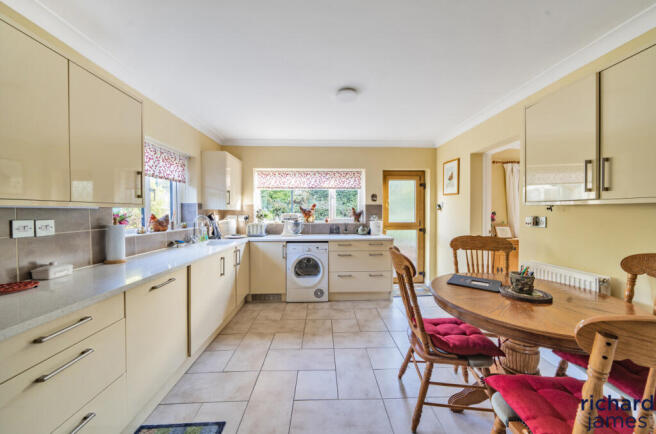 Kitchen / Dining Rm