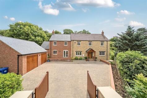 Earls Farm Way, Towcester, NN12