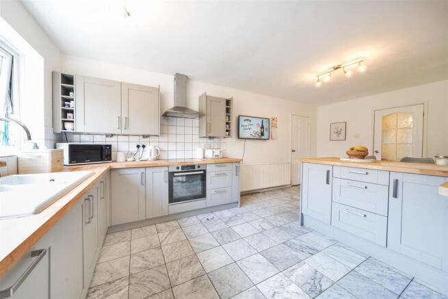 39 Hillside Avenue, Silverstone