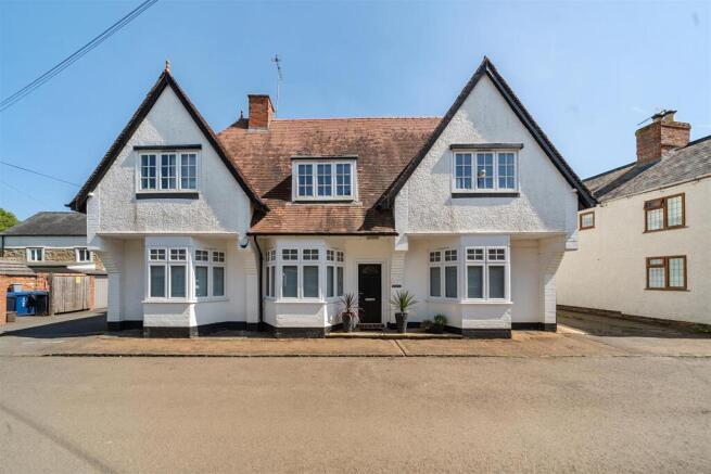 Flat 4, 10 High Street, Gayton (1).jpg