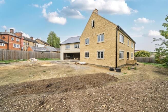 The Toppers, Bridge Road, Stoke Bruerne