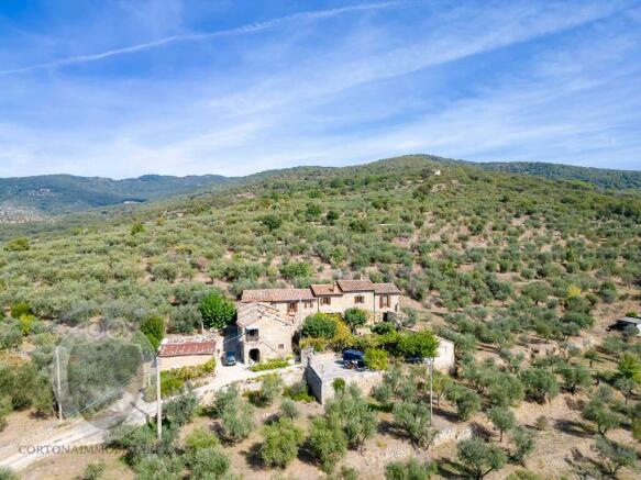 5 bedroom farm house for sale in Cortona Arezzo Tuscany Italy