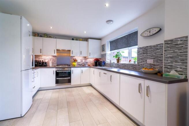 KITCHEN /DINING ROOM pic 2