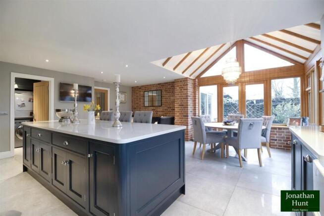 KITCHEN/FAMILY ROOM