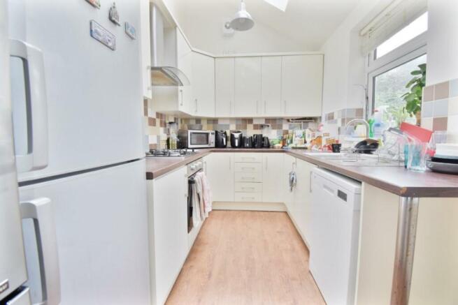 Kitchen 2 (Medium).jpg