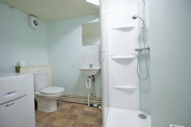 Student-lets-bathroom 5.JPG