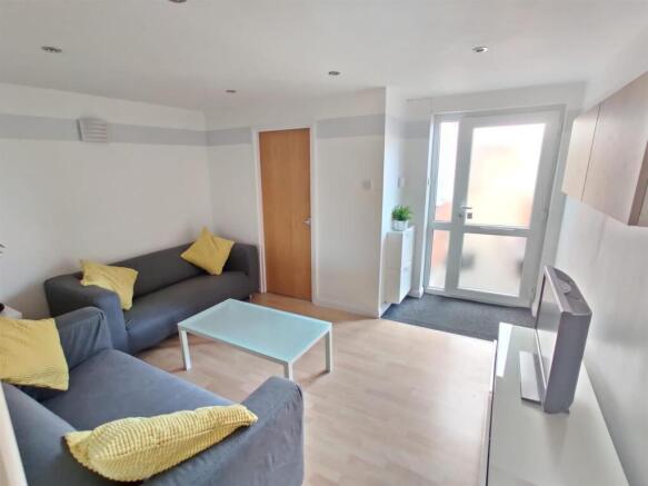 Living area 1.jpg