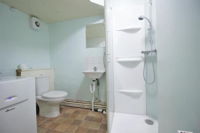 Student-lets-bathroom 5.JPG