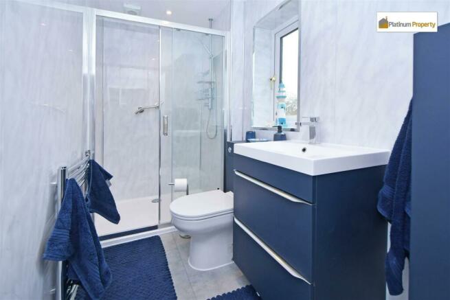 EN-SUITE SHOWER ROOM