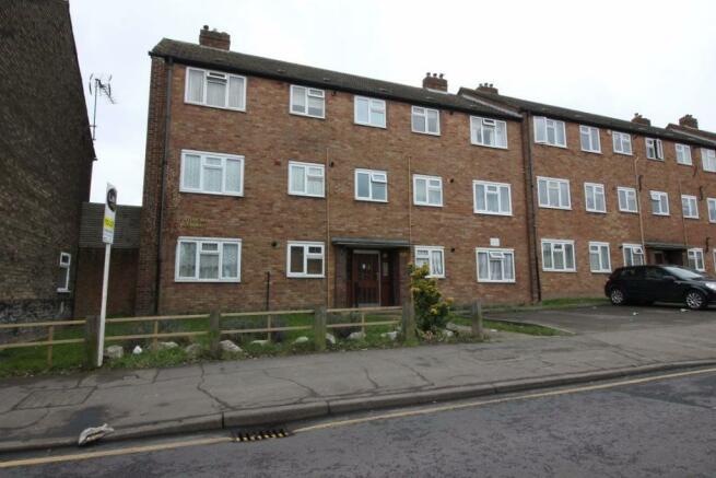 1 bedroom flat to rent in cadmore lane, cheshunt waltham