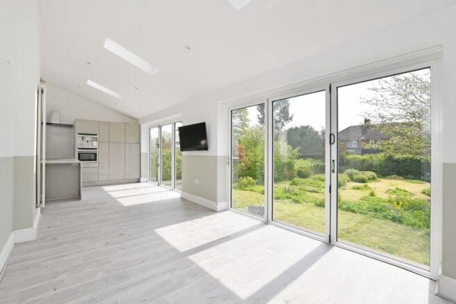 Open plan kitchen/ dining