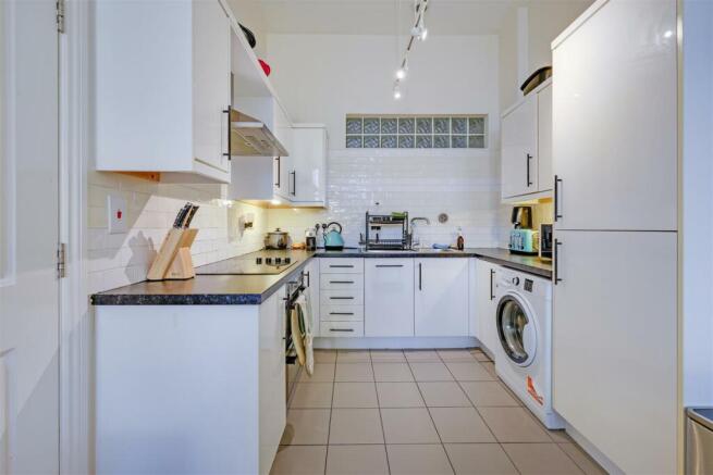 81300 VM NHH 16 SHORTCROFT MEAD COURT NW10 1BF_945