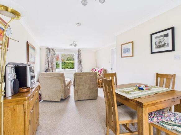 lounge/dining room