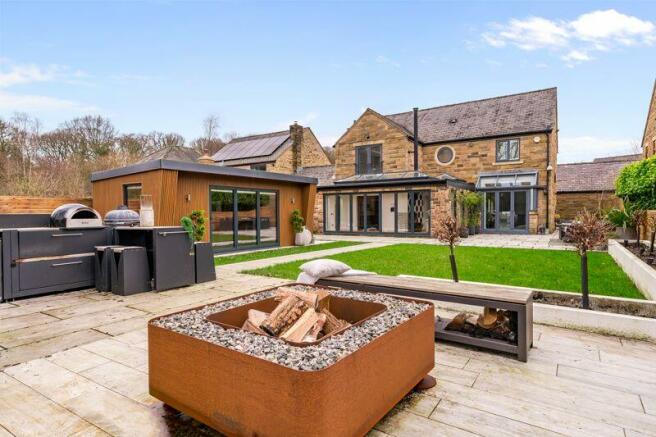 Landscaped Garden With High-Spec Outd...