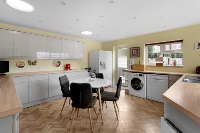 11_Keble_Park_Crescent_46.jpg