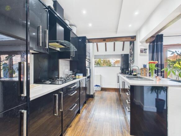 cam01698g0pr0127still013