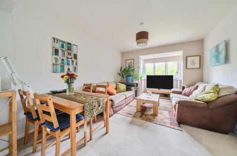 Holmlea Walk, Datchet, Slough