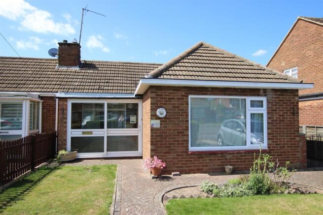 2 bedroom semi-detached bungalow to rent in Hadrian Avenue, Dunstable, LU5