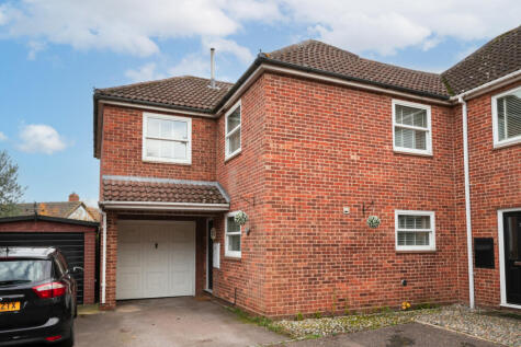 Maynard Close, Great Dunmow, Essex, CM6