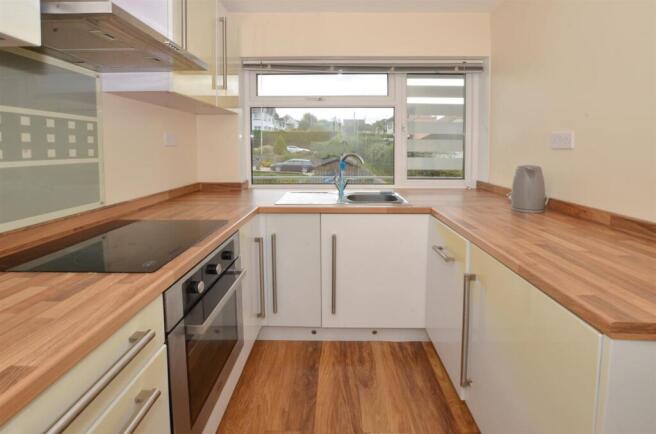 9 Brimlands - kitchen 1.JPG