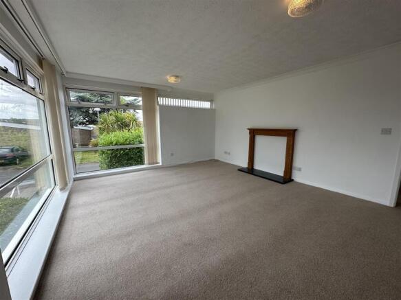 17a Lands court lounge.jpeg