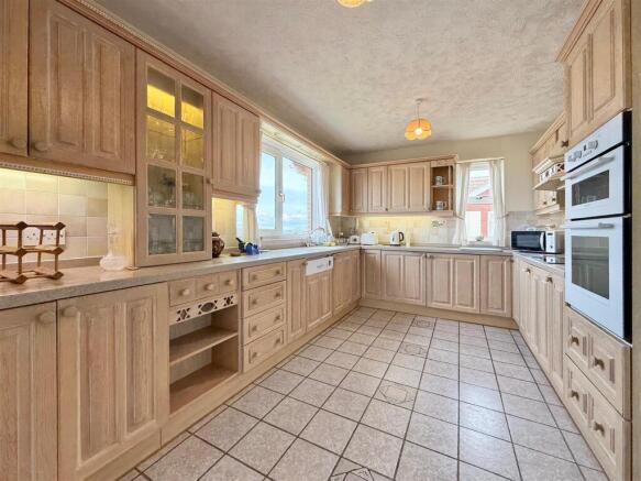Kitchen (2).JPG