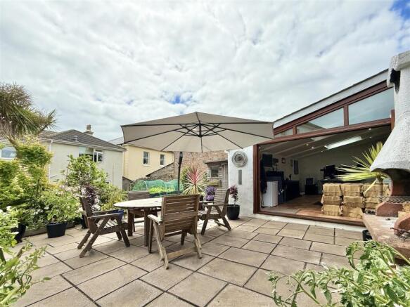 Garden_Dining_Area.jpeg
