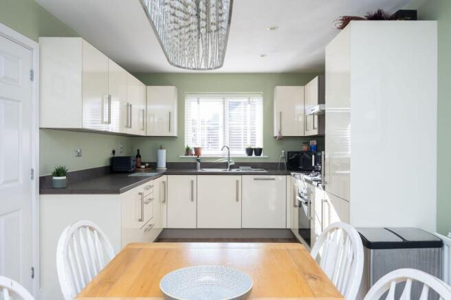 Kitchen/ Dining Room