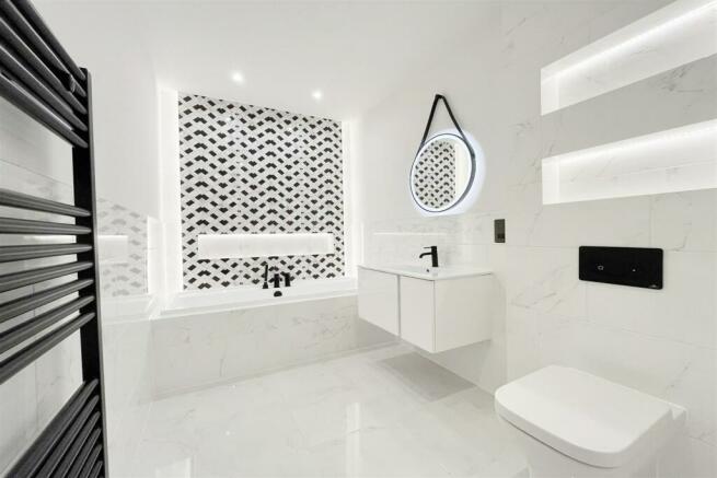 Master En-Suite Bath