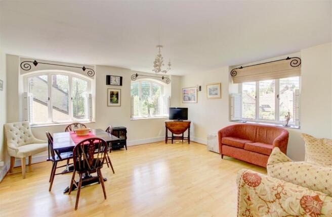 Sitting/dining room