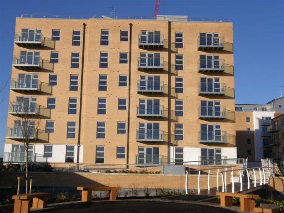 QUEEN MARY AVE E18