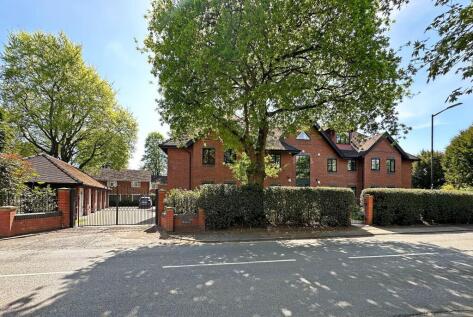 South Downs Road, Hale