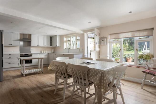 32 - Kates Cottage - GL54 3HE - Web - v2.jpg
