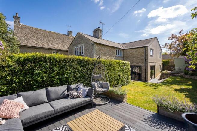 7 - Hilary Cottage - GL7 4HT - Web.jpg