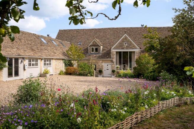 10 - High Barn - GL6 0QA - Web.jpg